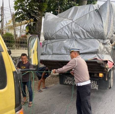  Kanit Turjawali Satlantas Polres Karo Evakuasi Kendaraan Mogok, Arus Lalu Lintas Tetap Lancar