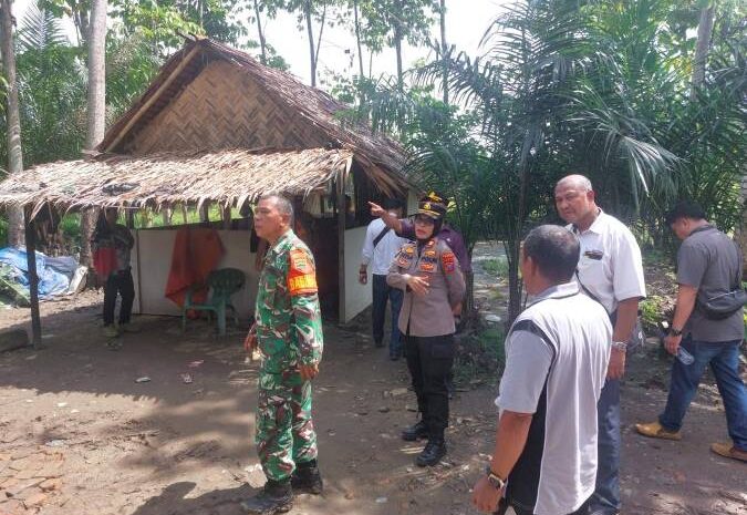  Polsek Binjai Gandeng TNI dan Kepala Desa Gerebek Sarang Narkoba Hamparan Perak