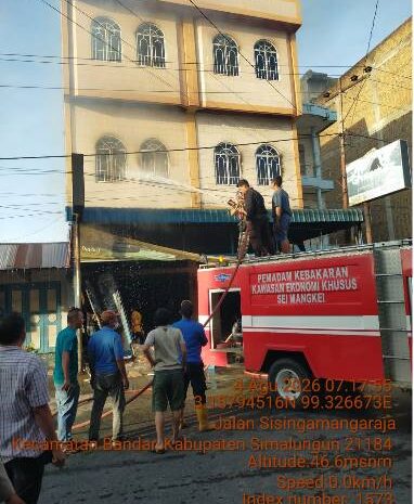  Personel Polsek Bandar Huluan Amankan TKP Kebakaran, Dua Ruko Prabot dan Elektronik di Perdagangan Hangus, Kerugian Capai Rp1,5 Miliar