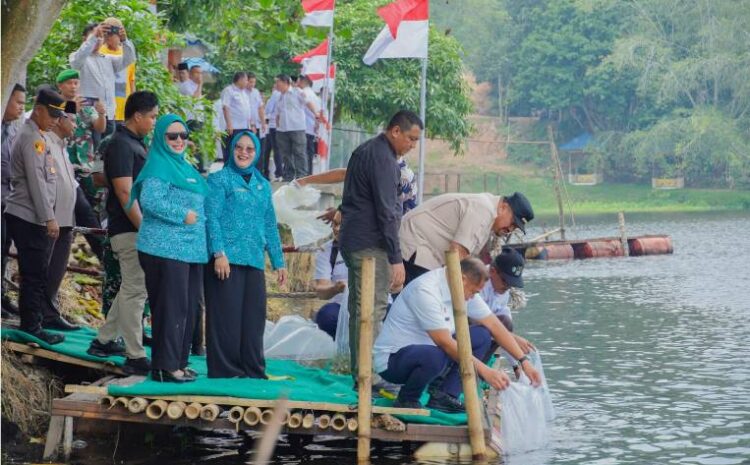  Sambut Hut RI Ke-81, TP PKK Batu Bara Gaungkan Gerakan Peduli Lingkungan di Danau Laut Tador