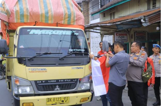  Polres Samosir Bagikan 300 Bendera Merah Putih, Pasang Langsung di Kendaraan Warga