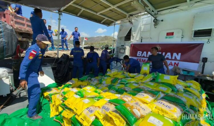  Polri Distribusikan Bantuan Logistik Kapolri untuk Korban Gempa di Pulau Flores