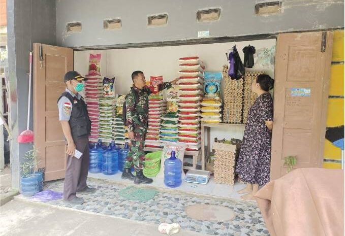  Babinsa Koramil 1311-09/Bahodopi Cek Ketersediaan dan Harga Sembako di Desa Labota