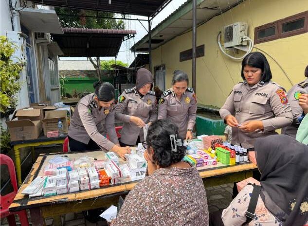  Polwan Polda Sumut Gelar Bakti Kesehatan, 200 Warga Belawan Dapat Pengobatan Gratis