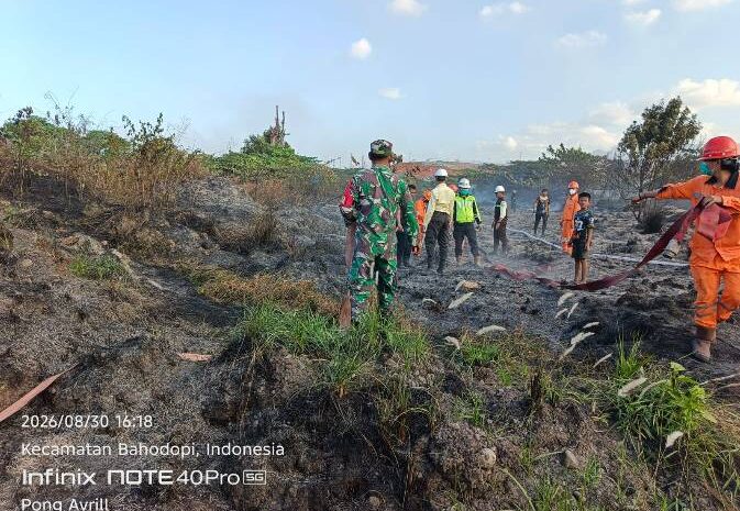  Personil Koramil Bahodopi Bersama Warga dan Security PT MSS Padamkan Kebakaran Lahan di Bahomakmur