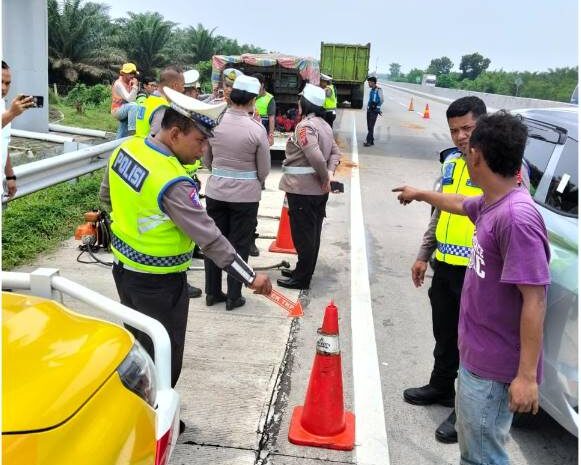  Dua Pekerja Pemotong Rumput Tewas Ditabrak Dump Truk di Tol Medan–Tebing Tinggi