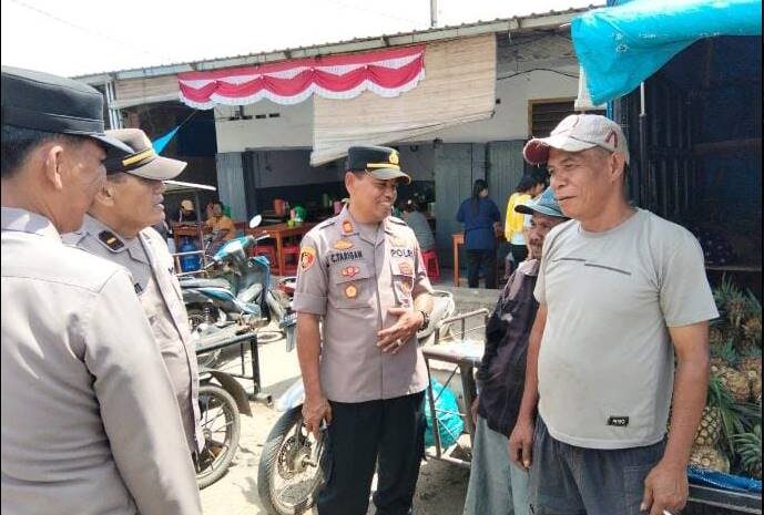  Kapolsek Tigabinanga Sambangi Pajak Buah, Ciptakan Rasa Aman bagi Masyarakat dan Pedagang