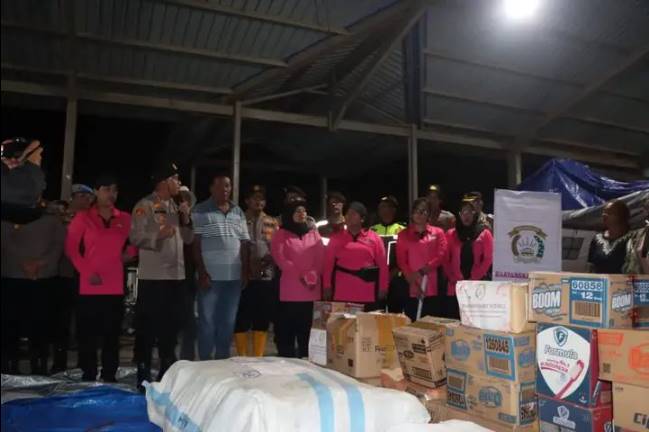  Kapolres Karo Bersama Bhayangkari Salurkan Bantuan Untuk Pengungsi Sinabung