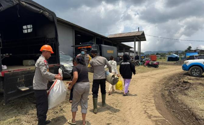  Polres Karo dan Brimob Layani Mobilitas Warga Pengungsi Sinabung