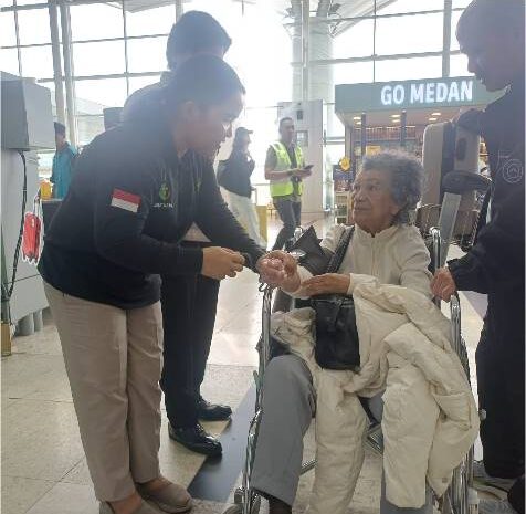  Polda Sumut Beri Layanan Kesehatan Bagi Penumpang Terdampak Pembatalan Penerbangan di Kualanamu