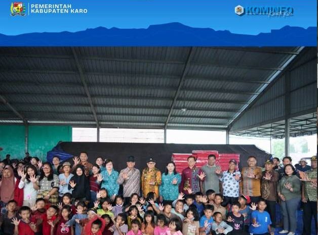  Bupati Bersama Wakil Bupati dan Sekdakab Karo Dampingi Ketua TP-PKK Berbagi Kepedulian dan Keceriaan Bersama Pengungsi