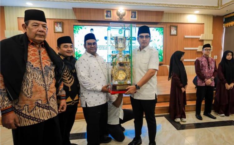  Piala Bergilir MTQ Sumut Kembali Ke Medan, Rico Waas Apresiasi Kafilah dan Serahkan Bonus