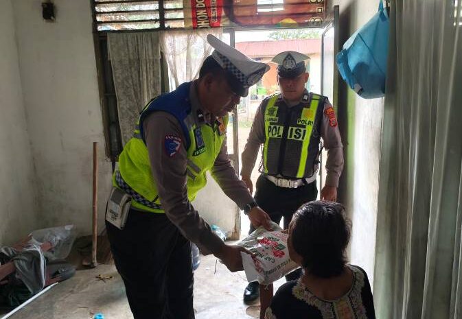  Sat Lantas Polres Batu Bara Gelar “Minggu Kasih”, Bantu Warga Kurang Mampu di Lima Puluh Kota