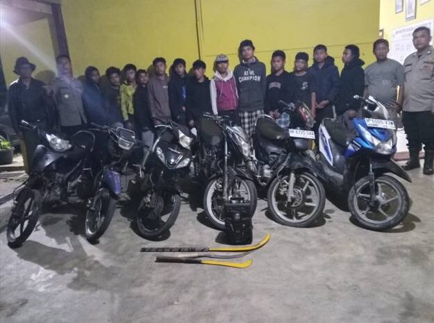  Kapolsek Dolok Silau Amankan 13 Remaja dan 3 Kelewang di Simpang Tanjung Purba