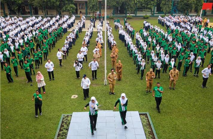  Semangat Anak Indonesia Hebat Menggema di SMPN 1 Medan, Mendikdasmen Abdul Mu’ti dan Rico Waas Senam Bersama Siswa