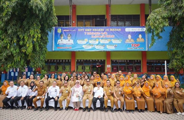  Bersama Mendikdasmen, Wali Kota Medan Tinjau SMPN 16, Mebelair Rusak Diganti Tahun Ini