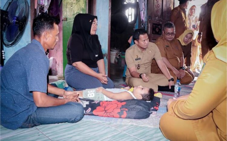  Wabup Sergai Serahkan Kursi Roda Untuk Balita di Lubuk Rotan